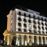 1. Bách Thảo Ngân Hotel & Resort về đêm